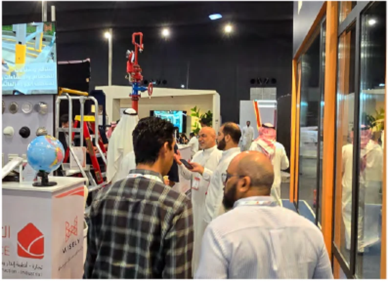 Exhibitors and visitors connecting at CIDEX